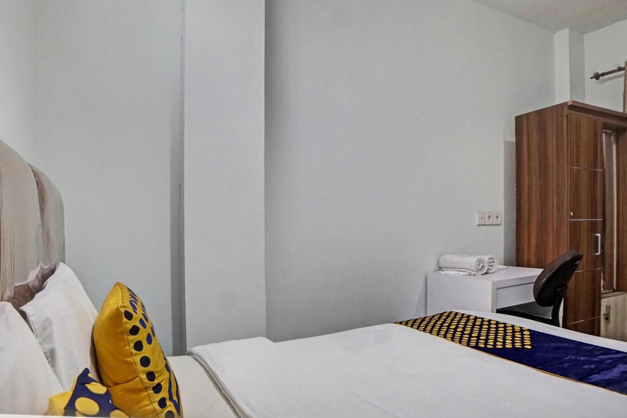 מדאן Spot On 92822 Finest House Near Amplas Bus Terminal מראה חיצוני תמונה