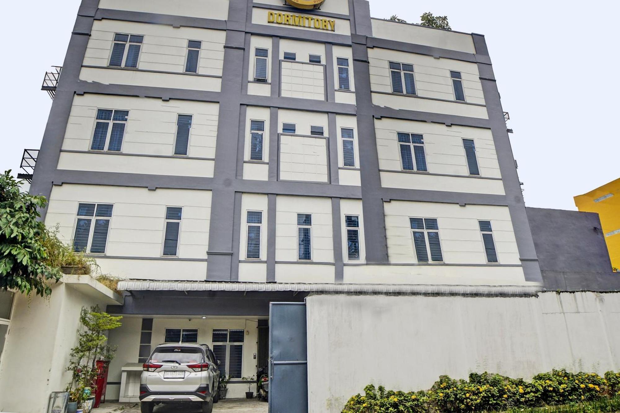 מדאן Spot On 92822 Finest House Near Amplas Bus Terminal מראה חיצוני תמונה