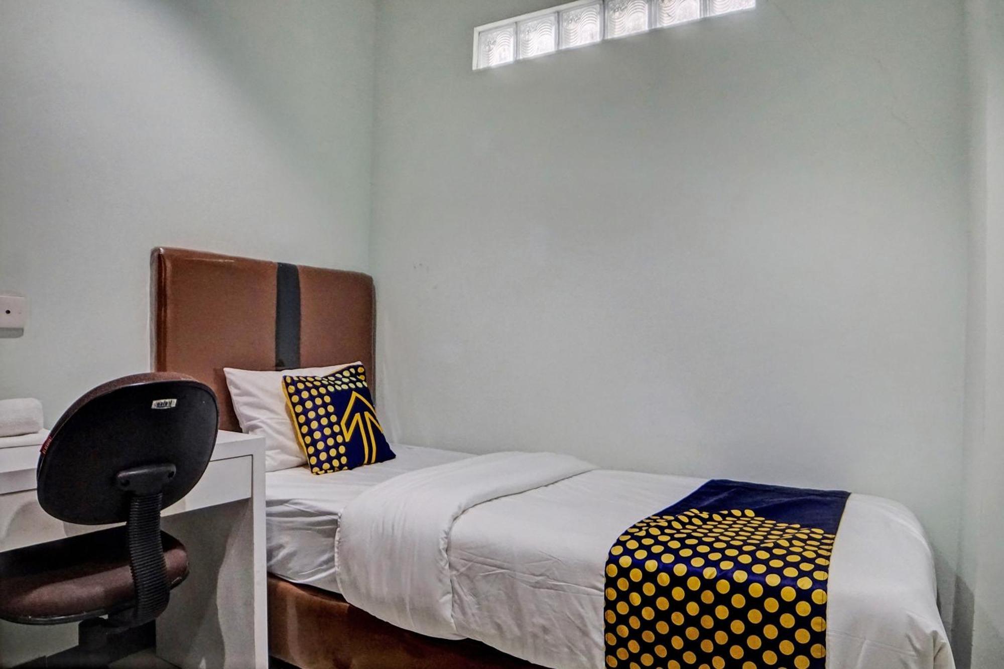 מדאן Spot On 92822 Finest House Near Amplas Bus Terminal מראה חיצוני תמונה