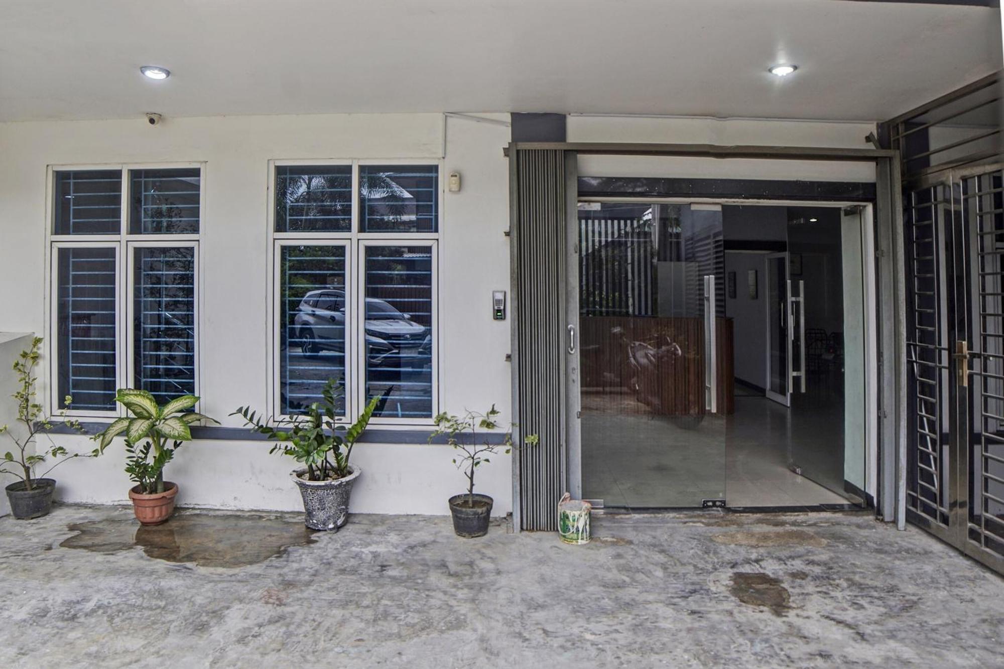מדאן Spot On 92822 Finest House Near Amplas Bus Terminal מראה חיצוני תמונה